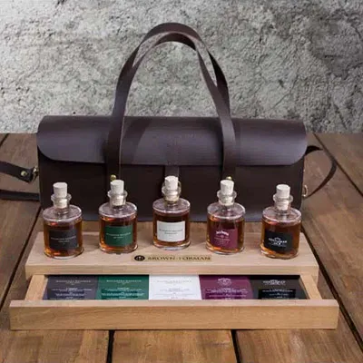 Degustatie set voor Brown Forman
uitgevoerd in hout, leder, glas en kunststof